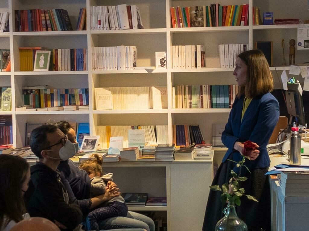 author Tanya Yakovl­e­va giv­ing a lec­ture in a bookstore